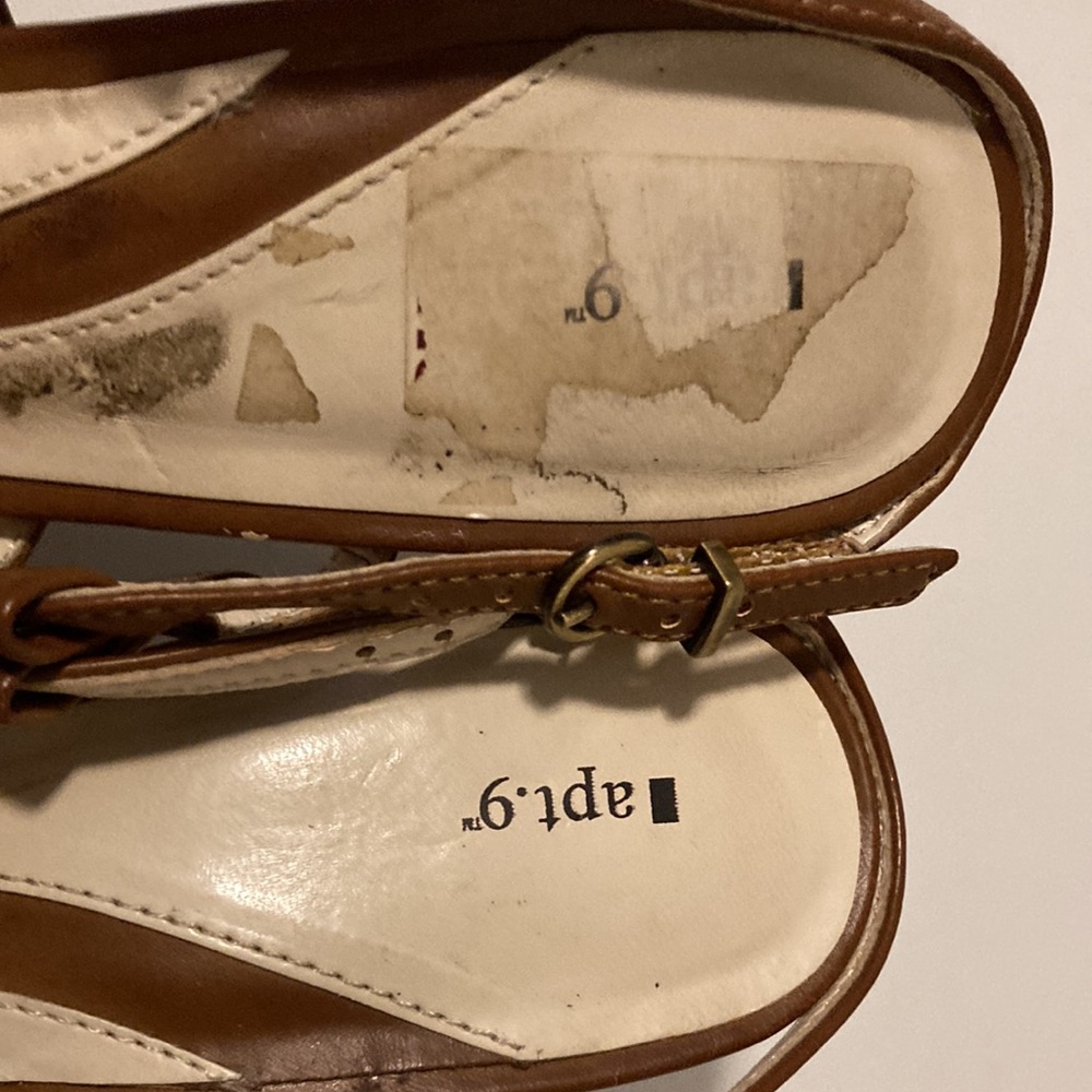 Medium heels, sandal style. - Picture 10 of 10